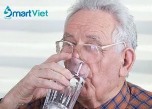 Lưu ý về nước uống đối với người cao tuổi