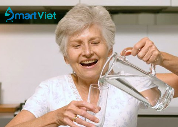 Lưu ý về nước uống đối với người cao tuổi